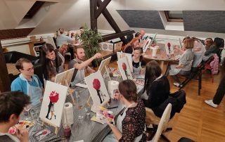 Teambuilding ideja - Winesperience sproščujoče in zabavno druženje, kjer pod vodstvom slikarjev ustvarite svojo sliko.