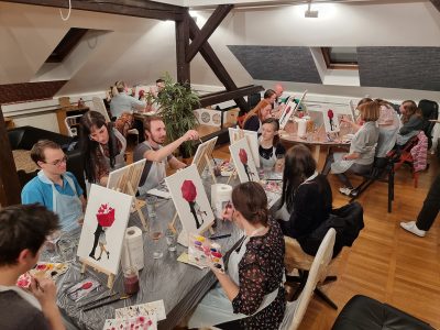 Teambuilding ideja - Winesperience sproščujoče in zabavno druženje, kjer pod vodstvom slikarjev ustvarite svojo sliko.
